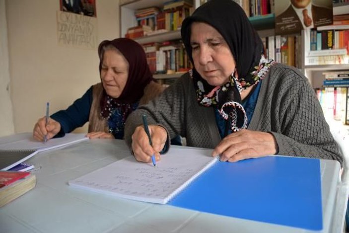 Köye kurduğu kütüphanede yaşlılara okuma-yazma öğretiyor -8
