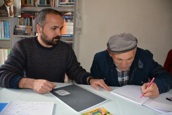 Köye kurduğu kütüphanede yaşlılara okuma-yazma öğretiyor -5