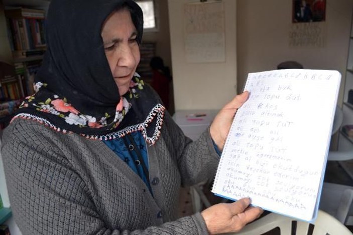 Köye kurduğu kütüphanede yaşlılara okuma-yazma öğretiyor -4