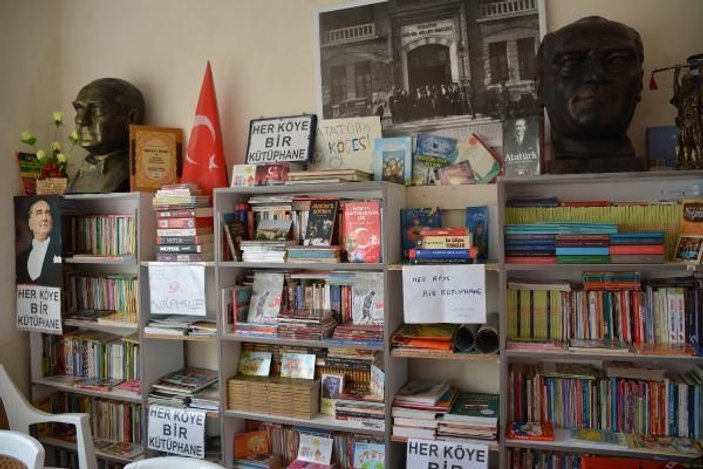 Köye kurduğu kütüphanede yaşlılara okuma-yazma öğretiyor -10