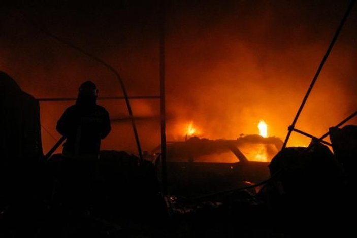 Antalya'da depo yangını: Onlarca araç kül oldu