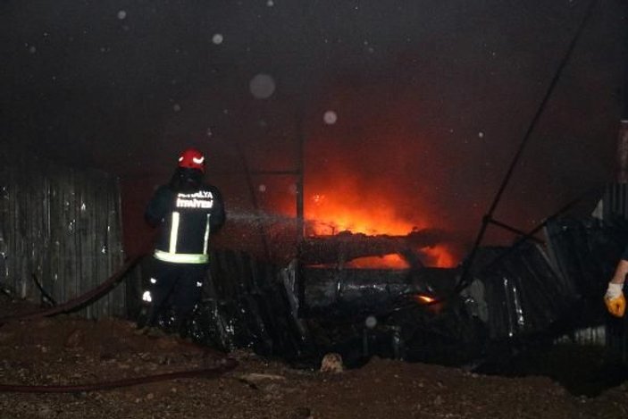 Antalya'da depo yangını: Onlarca araç kül oldu