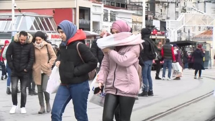 İstanbul'da fırtına etkili oluyor.. Taksim'de zor anlar yaşadılar -3