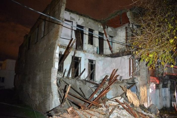 Adana'da terk edilmiş 3 katlı bina çöktü -3