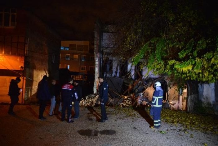 Adana'da terk edilmiş 3 katlı bina çöktü -1