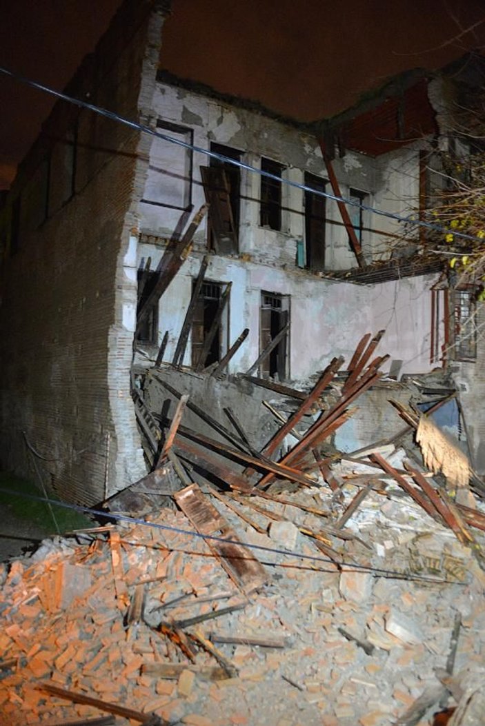 Adana'da terk edilmiş 3 katlı bina çöktü -2