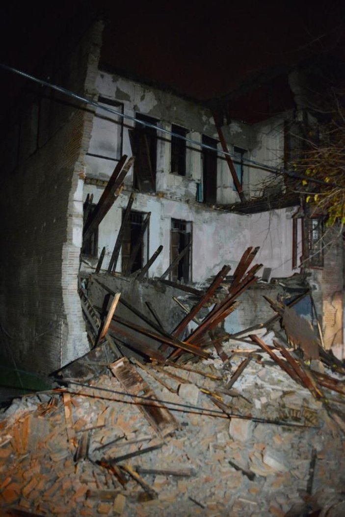 Adana'da terk edilmiş 3 katlı bina çöktü -4
