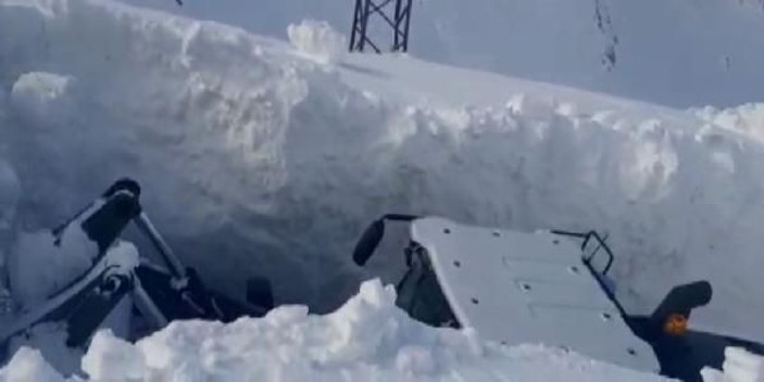 Yüksekova'da kar kalınlığı, iş makinesinin boyunu aştı