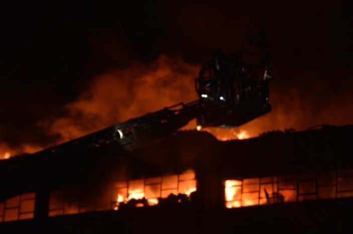 Zeytinburnu’nda dokuma fabrikasında yangın