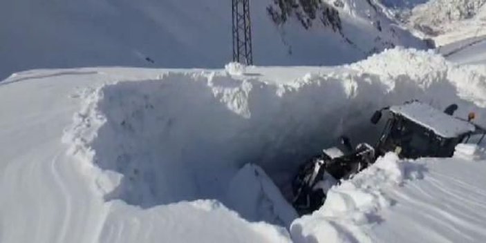 Yüksekova'da kar kalınlığı, iş makinesinin boyunu aştı