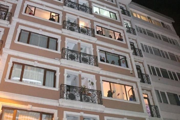 Kurtuluş'ta yeni yıla yola bardak atıp nar kırarak girdiler -6