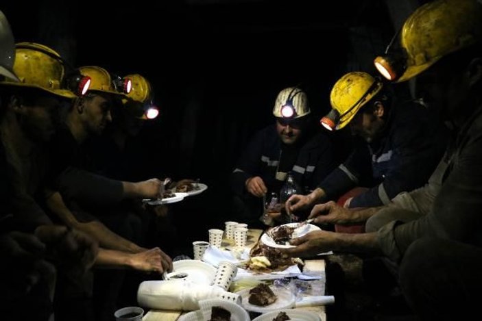Maden işçileri, yeni yıla yerin metrelerce altında girdi