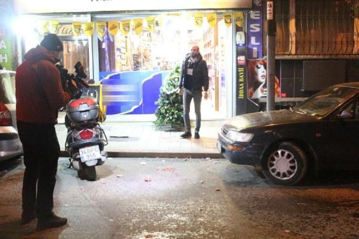 Kurtuluş'ta yeni yıla yola bardak atıp nar kırarak girdiler -9