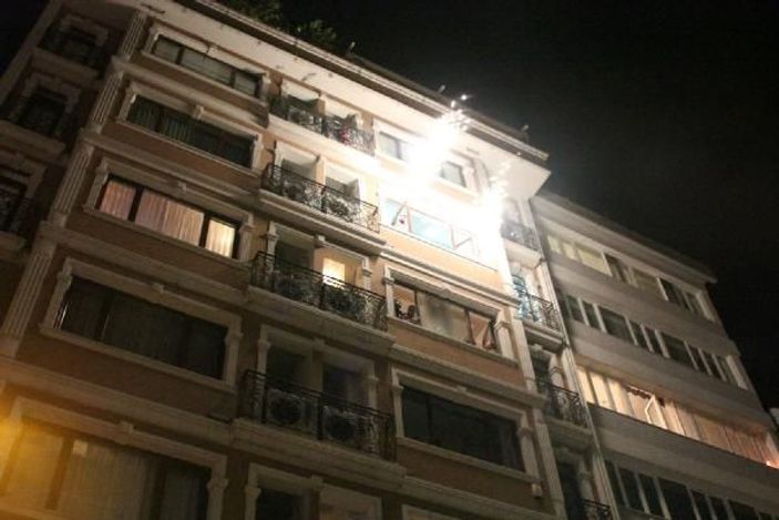 Kurtuluş'ta yeni yıla yola bardak atıp nar kırarak girdiler -8