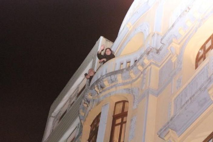 Kurtuluş'ta yeni yıla yola bardak atıp nar kırarak girdiler -1