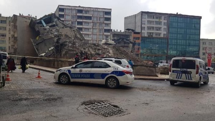 Siirt'te yıkılan bina yan yattı