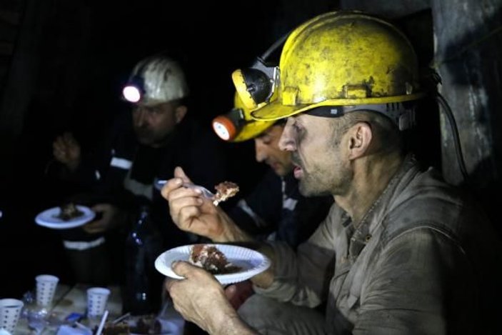 Maden işçileri, yeni yıla yerin metrelerce altında girdi