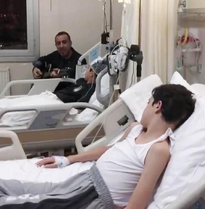 Haluk Levent'ten hastanede küçük hayranlarına yılbaşı konseri -2