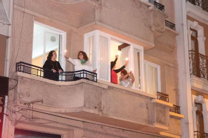 Kurtuluş'ta yeni yıla yola bardak atıp nar kırarak girdiler -3
