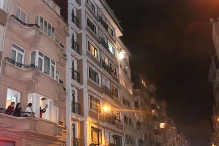 Kurtuluş'ta yeni yıla yola bardak atıp nar kırarak girdiler -7