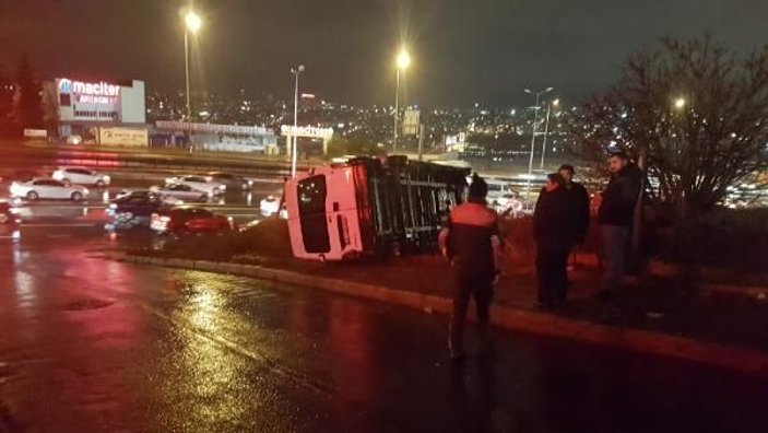 Esenyurt'ta işçi servisi devrildi: 6 kişi hafif yaralandı -2