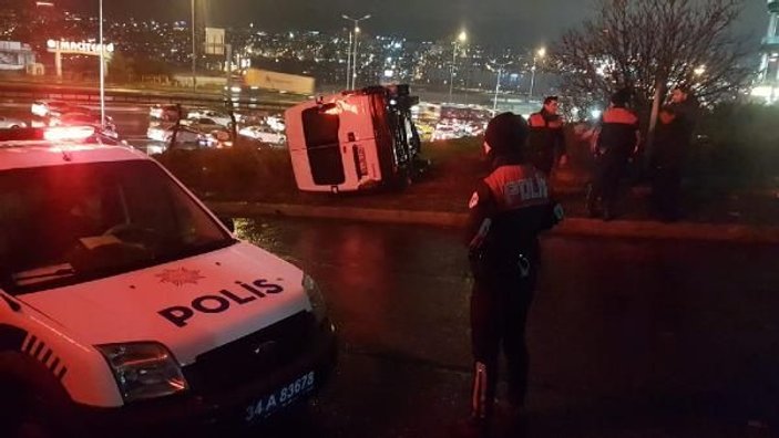 Esenyurt'ta işçi servisi devrildi: 6 kişi hafif yaralandı -1