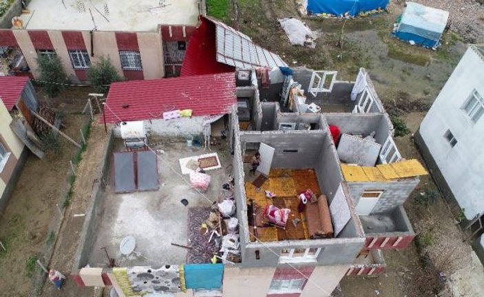 Hortumda evlerinin çatısı uçan aile bebekleriyle perişan oldu -2