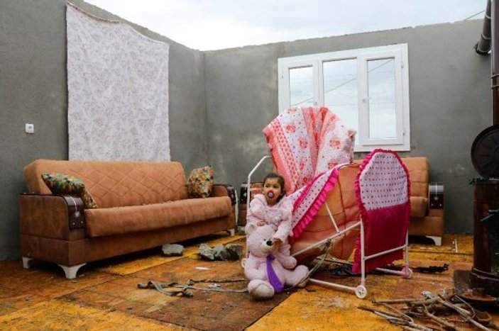 Hortumda evlerinin çatısı uçan aile bebekleriyle perişan oldu -1