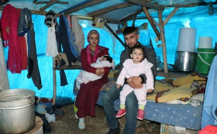 Hortumda evlerinin çatısı uçan aile bebekleriyle perişan oldu -8
