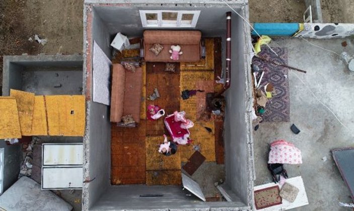 Hortumda evlerinin çatısı uçan aile bebekleriyle perişan oldu -5