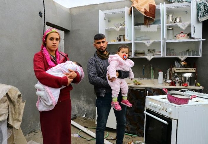 Hortumda evlerinin çatısı uçan aile bebekleriyle perişan oldu -9