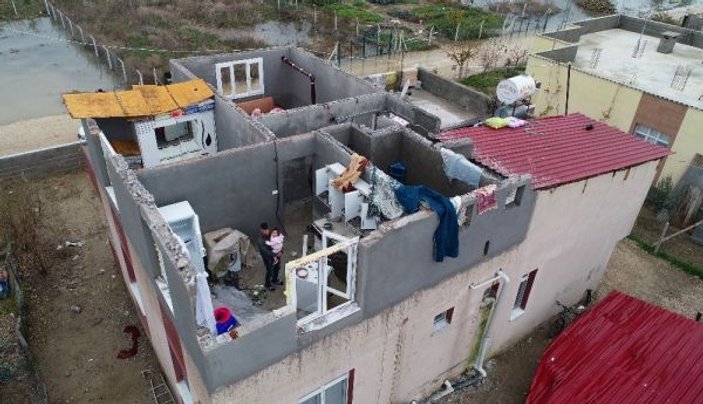 Hortumda evlerinin çatısı uçan aile bebekleriyle perişan oldu -4