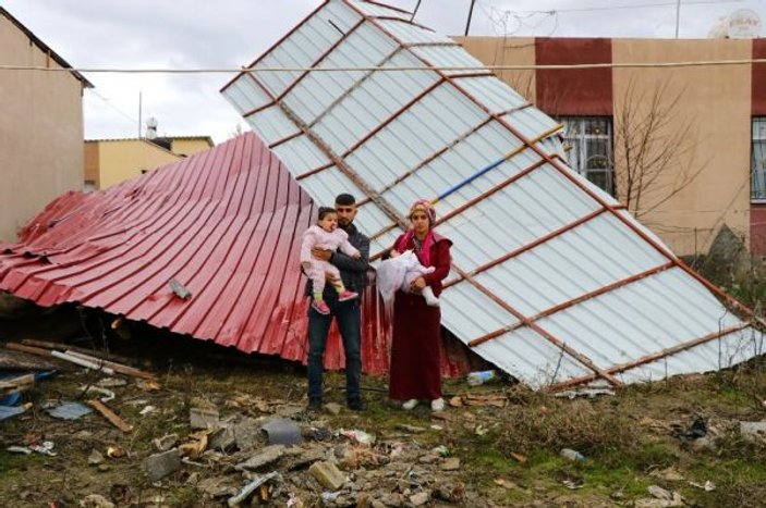 Hortumda evlerinin çatısı uçan aile bebekleriyle perişan oldu -7
