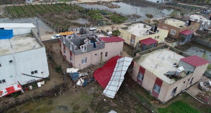 Hortumda evlerinin çatısı uçan aile bebekleriyle perişan oldu -3