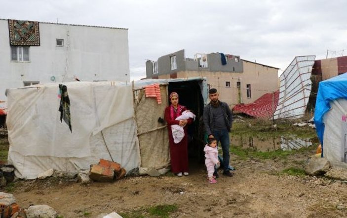 Hortumda evlerinin çatısı uçan aile bebekleriyle perişan oldu -6