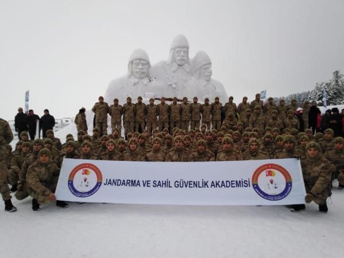 Şehit Mehmetçiklerin kardan heykellerine yoğun ilgi -7