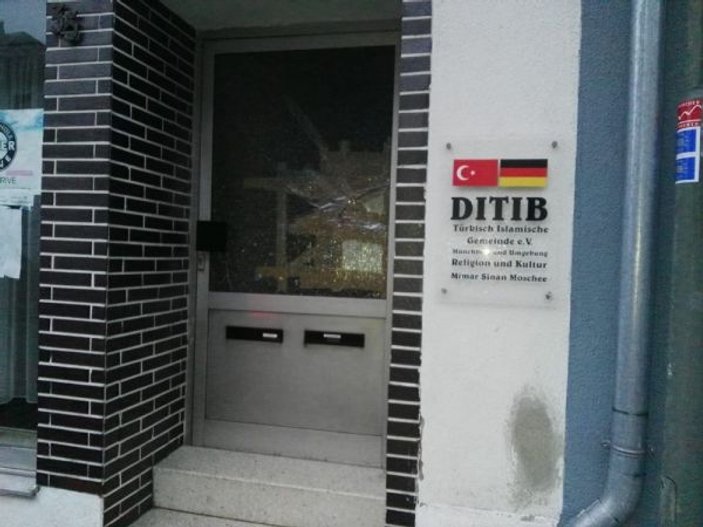 Almanya’da camiye saldırı -1