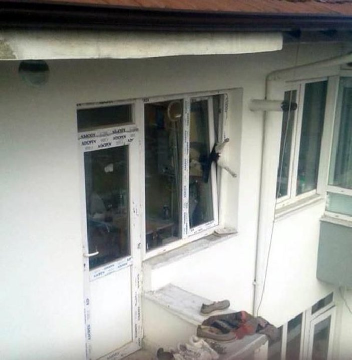 Pencerede sıkışan kediyi itfaiye kurtardı -3