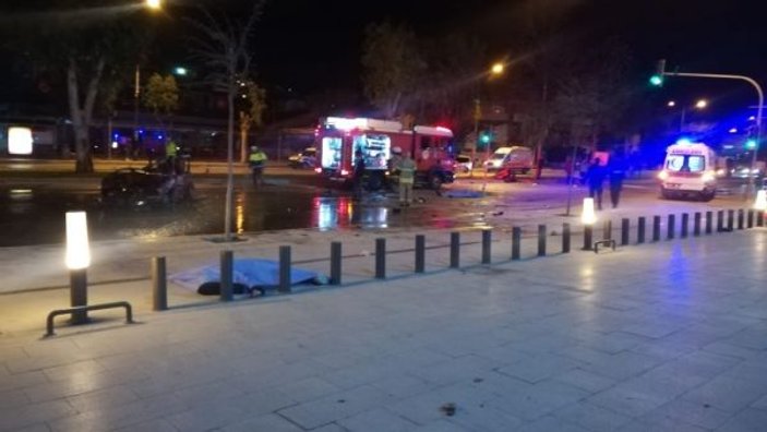 İzmir’de feci kaza... Takla atan araçtan caddeye savruldular: 2 ölü, 1 yaralı -3