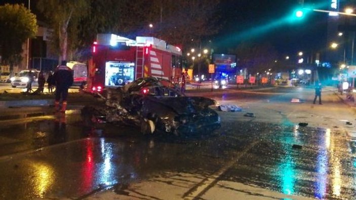 İzmir’de feci kaza... Takla atan araçtan caddeye savruldular: 2 ölü, 1 yaralı -1