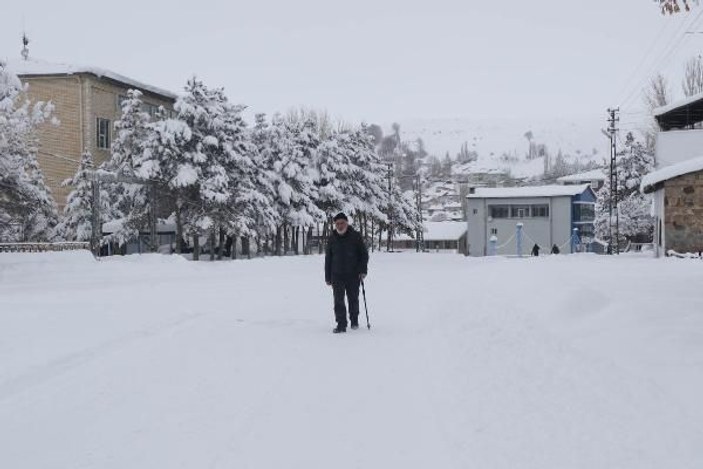 Sivas'ta Kızılırmak buz tuttu, 280 yerleşim yerinin yolu kapandı -9