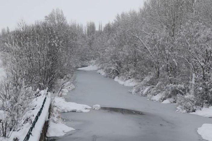 Sivas'ta Kızılırmak buz tuttu, 280 yerleşim yerinin yolu kapandı -6