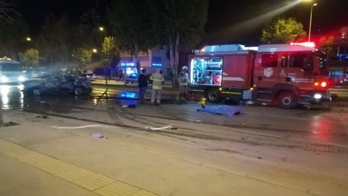 İzmir’de feci kaza... Takla atan araçtan caddeye savruldular: 2 ölü, 1 yaralı -5