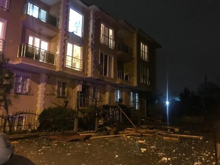 Çekmeköy'de uçan çatı 100 metre ilerideki binanın içine girdi -3