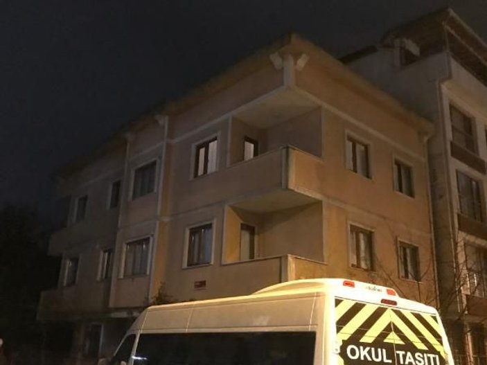Çekmeköy'de uçan çatı 100 metre ilerideki binanın içine girdi -9