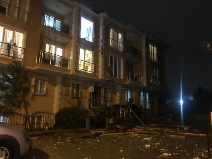 Çekmeköy'de uçan çatı 100 metre ilerideki binanın içine girdi -1