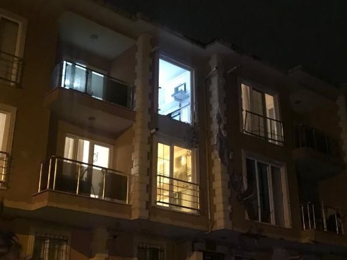 Çekmeköy'de uçan çatı 100 metre ilerideki binanın içine girdi -2