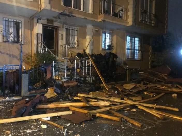 Çekmeköy'de uçan çatı 100 metre ilerideki binanın içine girdi -4