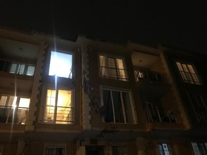 Çekmeköy'de uçan çatı 100 metre ilerideki binanın içine girdi -5
