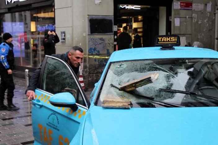 İstiklal Caddesi'nde binadan kopan beton taksiye ok gibi saplandı -1